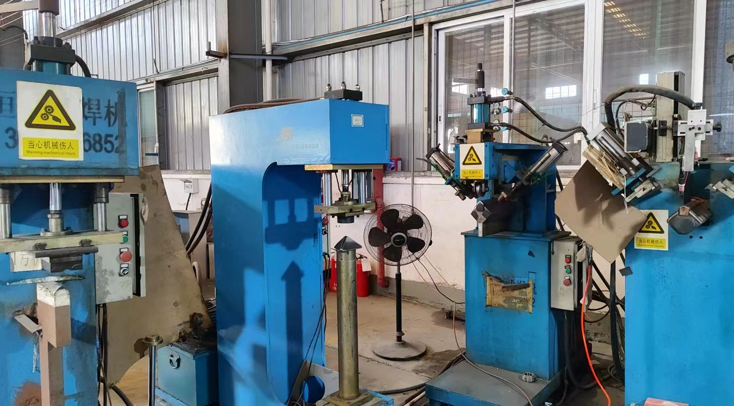 R10 Bowl Welding Workshop at Roosa Sink. The welding area for sink bowls and R10 corners.