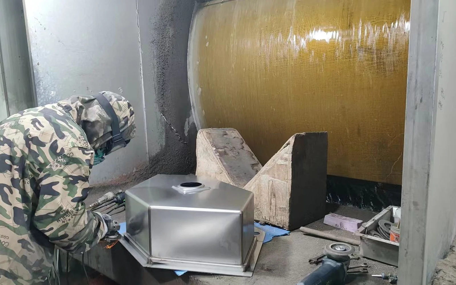 Grinding & Dust-Control Workshop at Roosa Sink. Grinding work in the dust-control workshop.