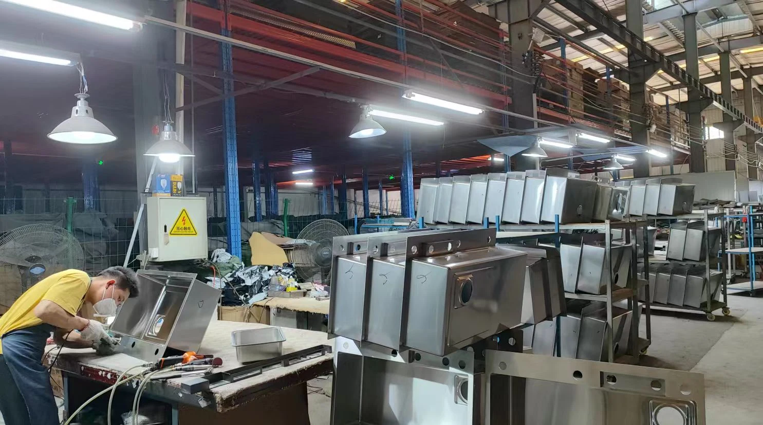 Grinding & Surface Treatment at Roosa Sink. An overview of the surface-finishing production area.